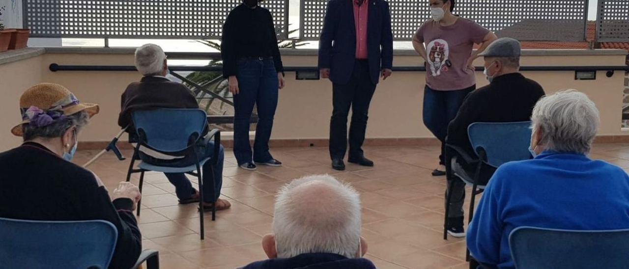 El alcalde (c) en una visita a uno de los centros de mayores de San Miguel de Abona.