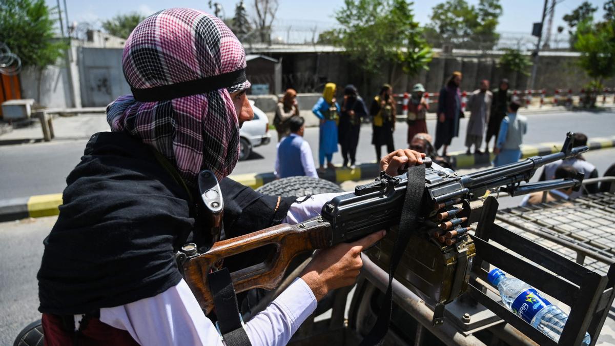 Talibanes patrullando por los alrededores del aeropuerto.