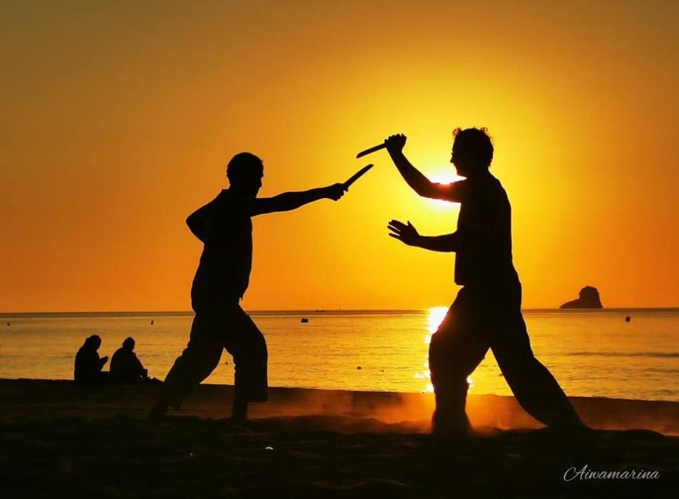 Practicants d'aikido amb les illes Medes al fons