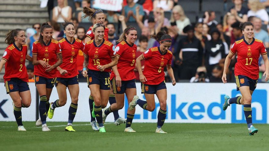Las españolas celebran el tercer gol. // EFE