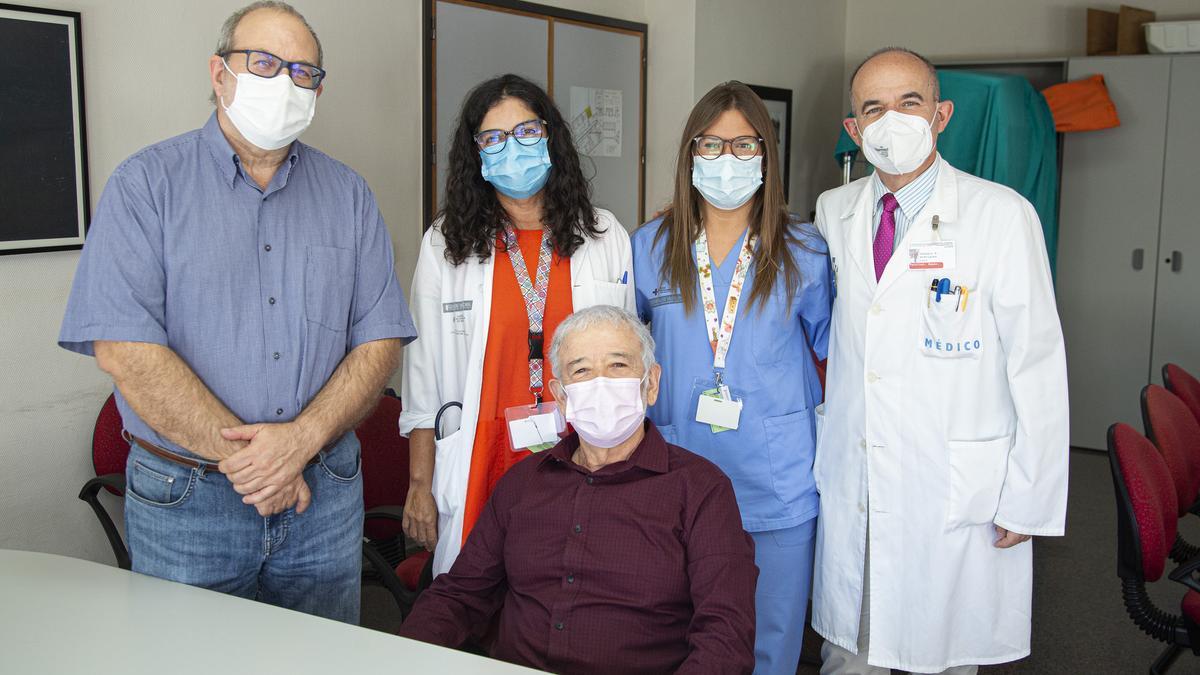 José Manuel Ramia, Sonia Pascual, María Teresa Pomares y Gonzalo Rodríguez junto a Alberto, receptor de un trasplante hepático.