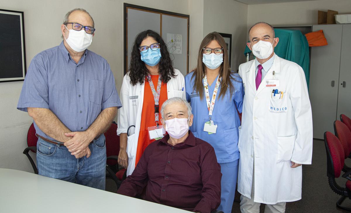 José Manuel Ramia, Sonia Pascual, María Teresa Pomares y Gonzalo Rodríguez junto a Alberto, receptor de un trasplante hepático.