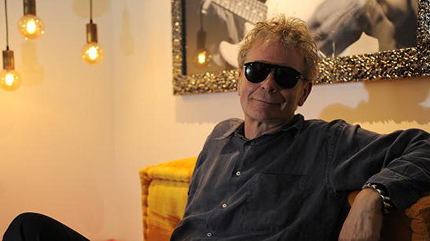 El famoso director, ante un cuadro de Jimy Hendrix en el Hard Rock Hotel Ibiza, rueda una película musical en Ibiza este año.