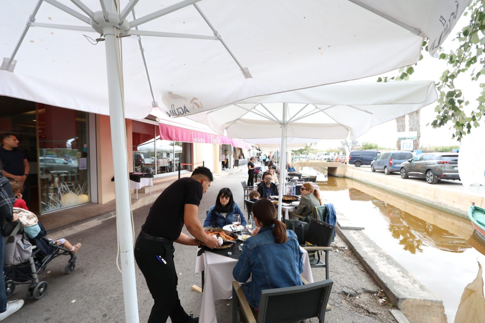 Los restaurantes en el Palmar, a medio gas por el incendio en El Saler