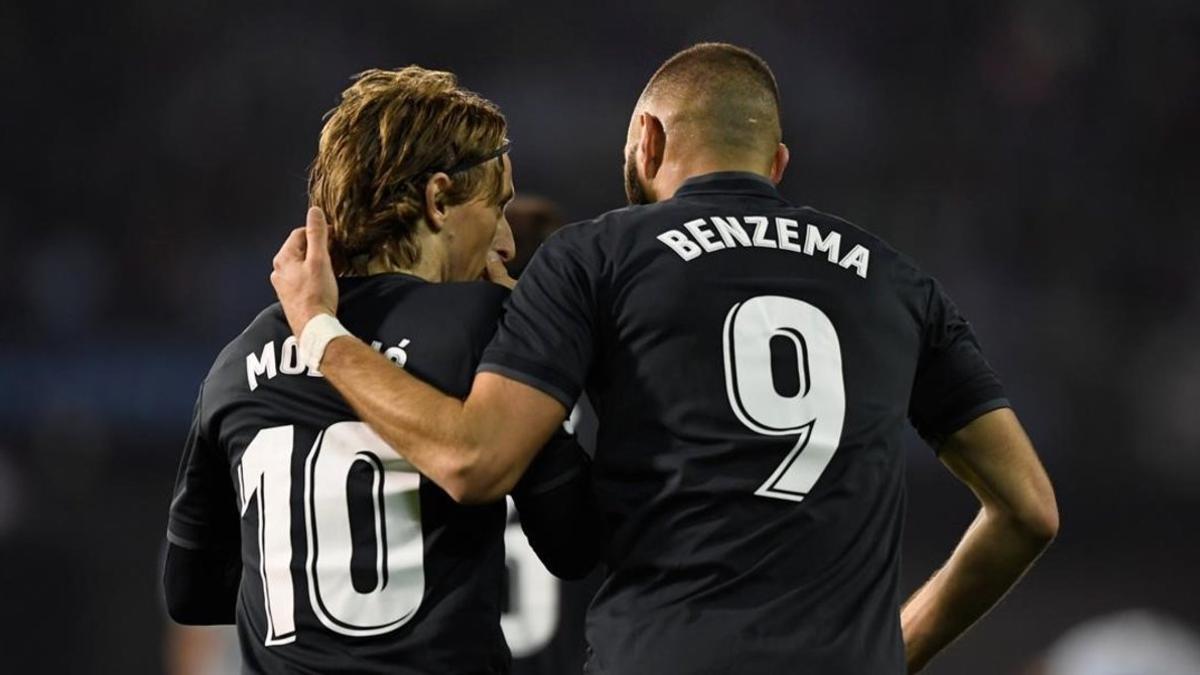 Benzema y Modric celebran el 0-1 del Madrid en Balaídos.