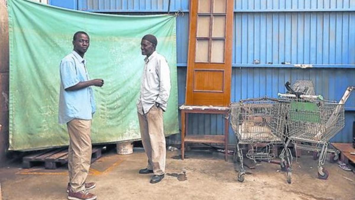 Ibrahima y Muarr, dos de los hombres que viven en el último asentamiento del Pobleu, el martes, antes de la manifestación que celebraron.