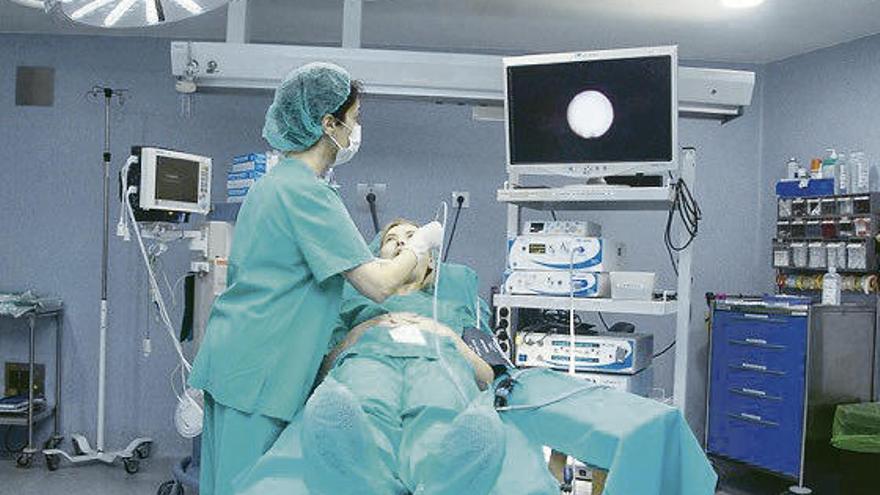 La doctora Ana Eiroa, realizando una sialoendoscopia. // FdV