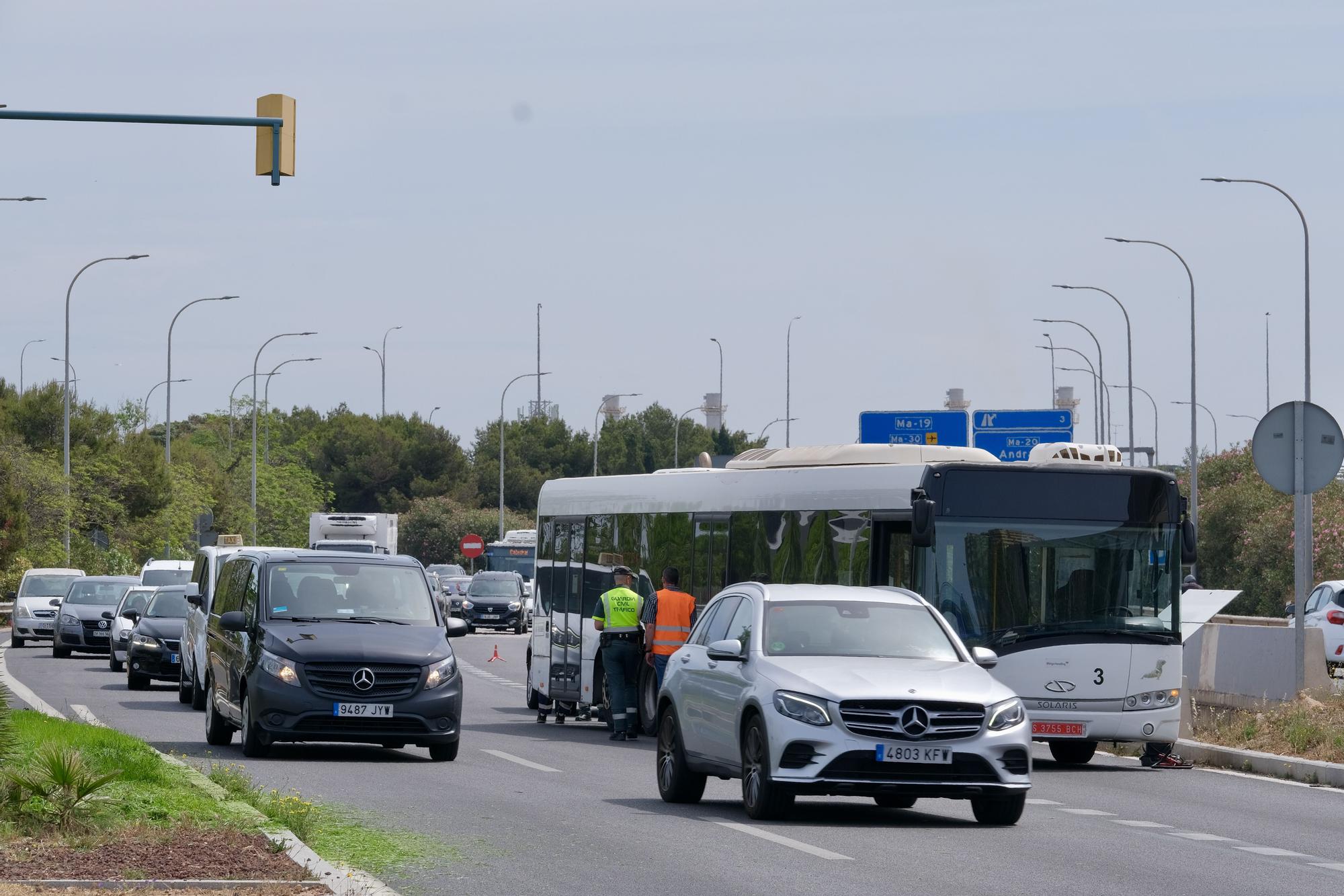 Las fotos del monumental atasco en los accesos a Palma por un autobús averiado en el carril VAO