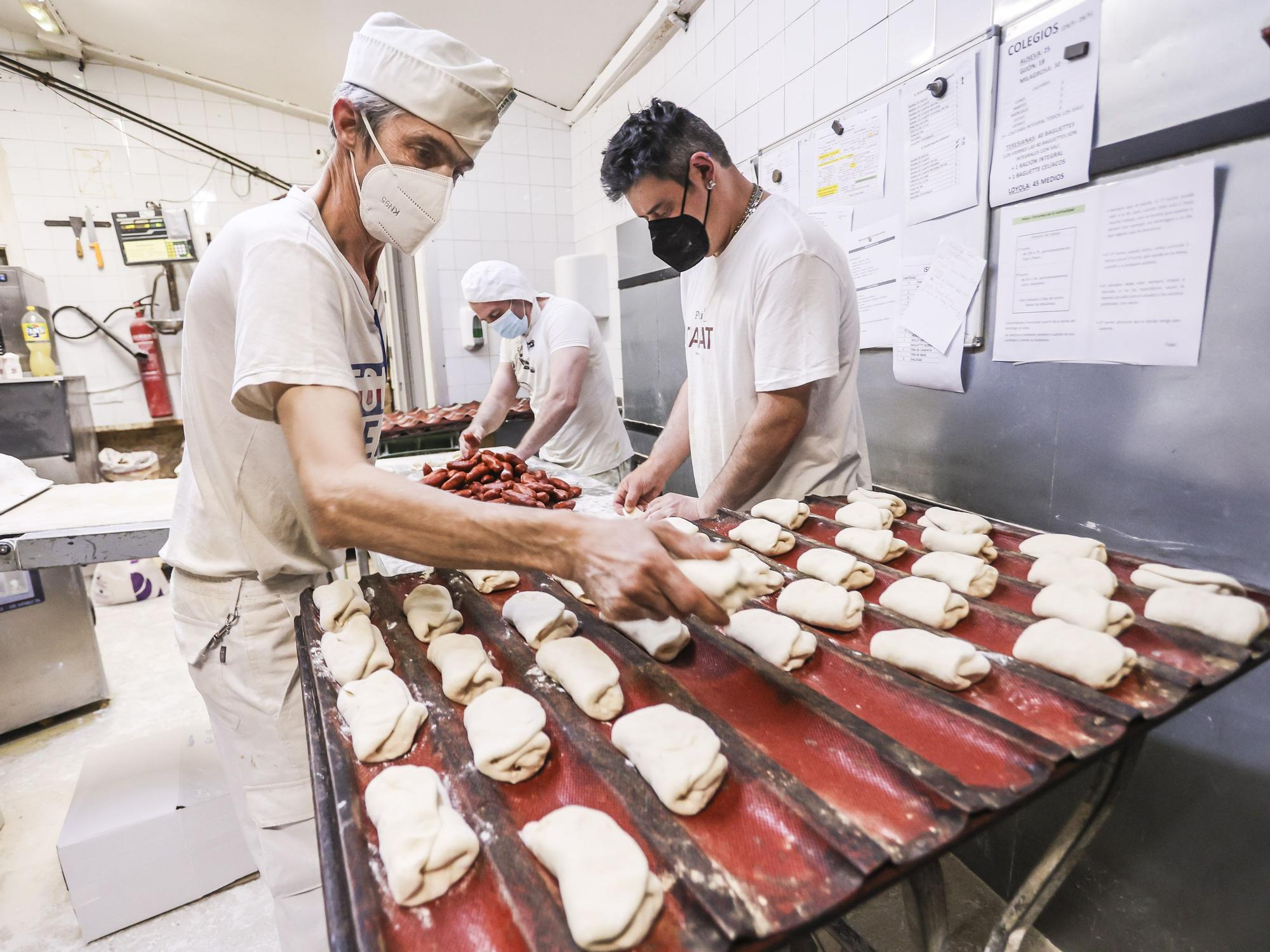 El Martes de Campo empieza en los obradores: 14.000 bollos para festejar