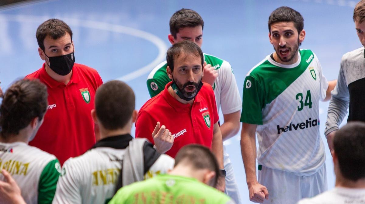 Carlos García, en un partido durante su anterior etapa como técnico.