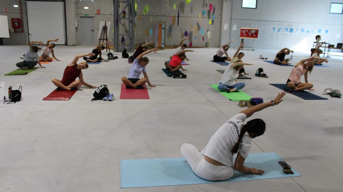Clase de yoga en Talleres del Conde, con la profesora Verónica Suárez en primer término