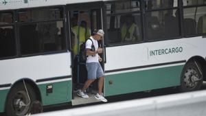 El futbolista uruguayo Luis Suárez desciende hoy de un bus tras aterrizar en el Aeropuerto Internacional Islas Malvinas de Rosario (Argentina). EFE/Franco Trovatto