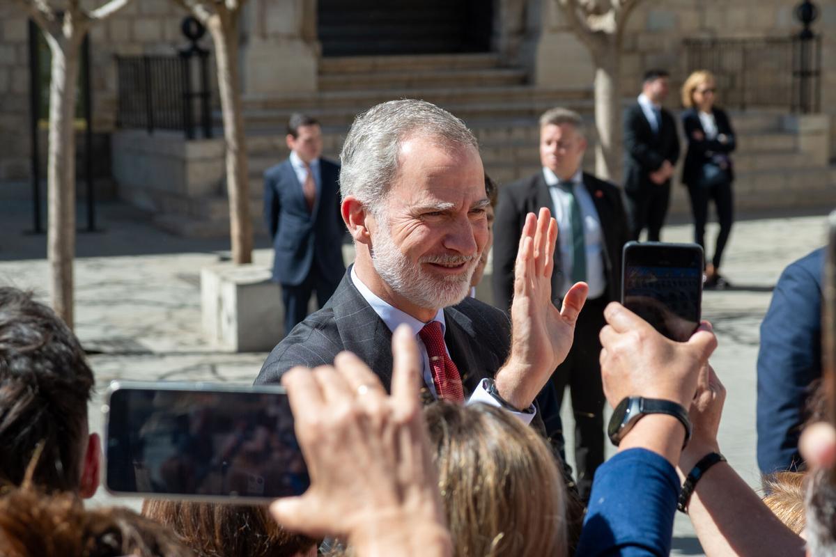 El rey Felipe VI saluda a numerosas personas a la salida del Ayuntamiento durante su visita a Jaén con motivo de la conmemoración del 1.200 aniversario de su capitalidad. A 17 de marzo de 2026, en Jaén (Andalucía, España). Los Reyes de España, Don Felipe y Doña Letizia, han visitado el Ayuntamiento, el Palacio del Condestable Iranzo y el Centro Cultural Baños Árabes de Jaén con motivo del 1.200 aniversario de la capitalidad de la ciudad. Les han acompañado el presidente de la Junta de Andalucía, Juanma Moreno; el alcalde, Julio Millán, y el presidente de la Diputación, Francisco Reyes. 17 MARZO 2026 C.G. / Europa Press 17/03/2026. Felipe VI;Reina Letizia de España;Juanma Moreno;Julio Millán;Francisco Reyes;C.G.;category_code_new