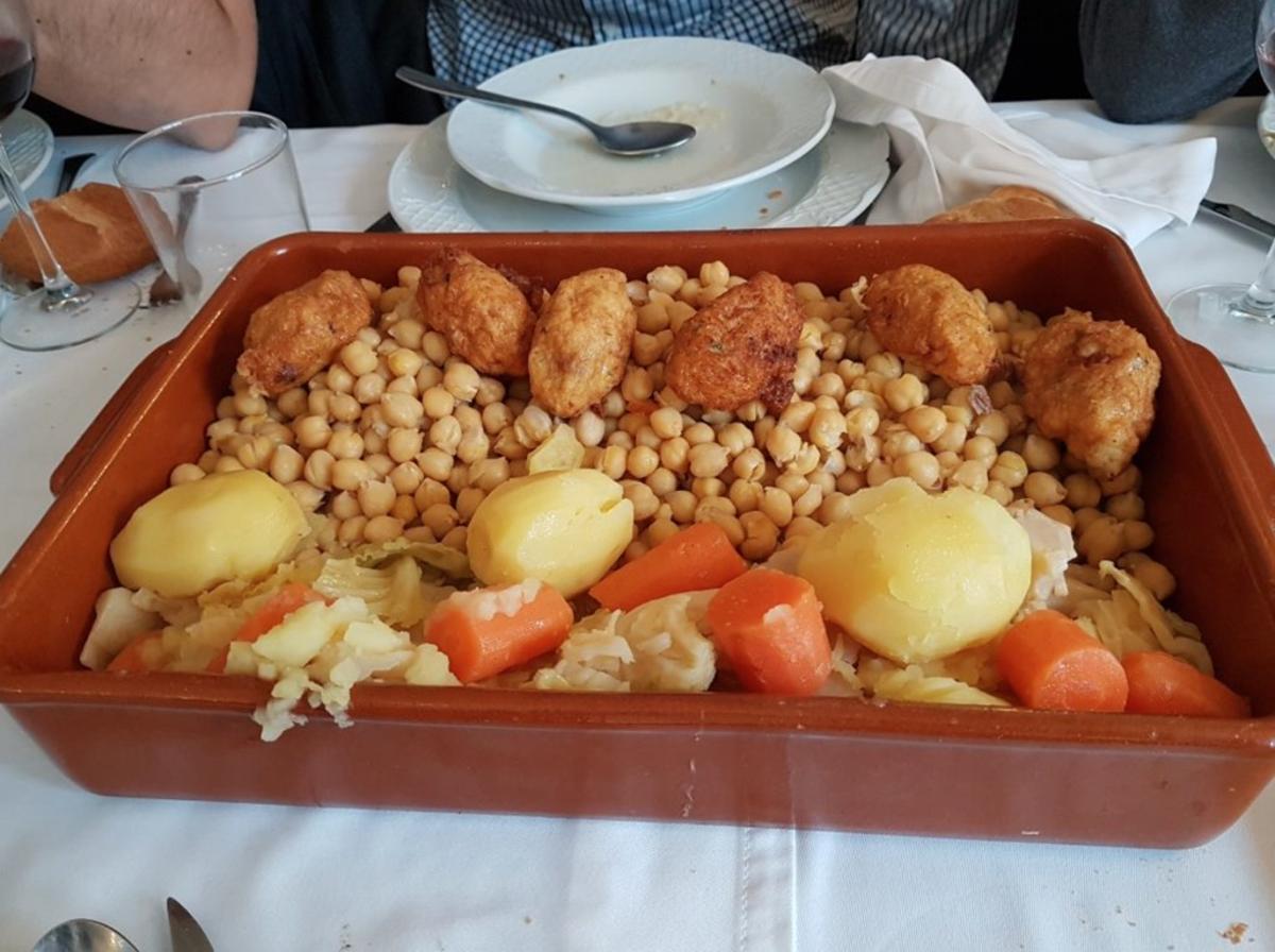 Uno de los vuelcos del cocido de Puerta Bisagra.