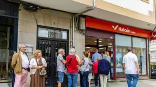 Largas colas y enfados por los viajes del Imserso en Santiago: "Levo cinco anos esperando e non conseguín nin un"