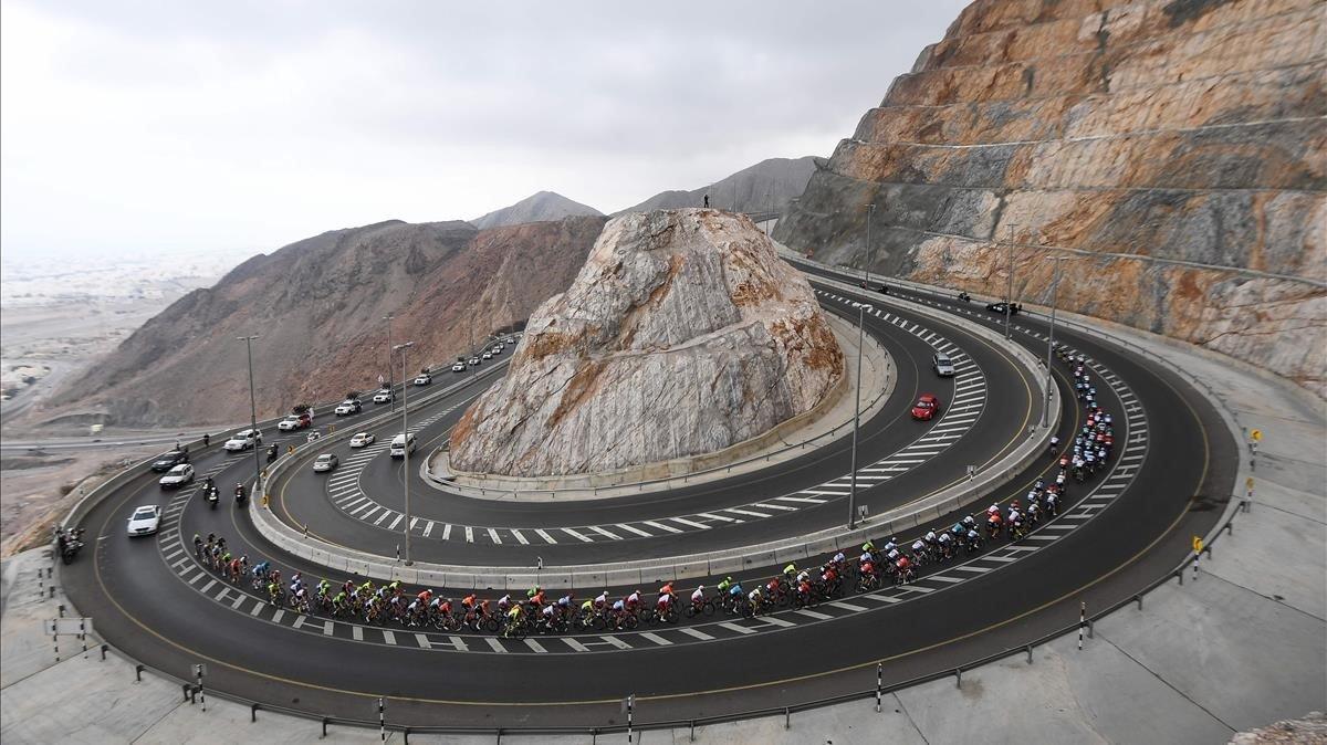 El pelotón sube por al-Jabal Street durante la tercera etapa de la carrera ciclista en el Tour of Oman 2019, desde Shati al-Qurum hasta Quriyat