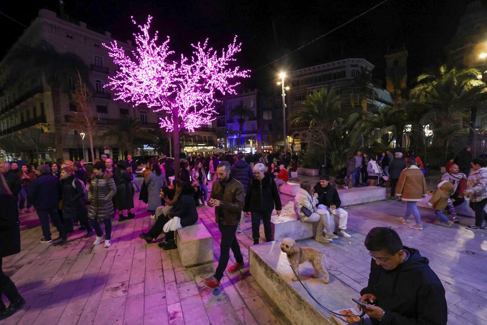 El centro de València, a reventar de gente por la decoración de Navidad