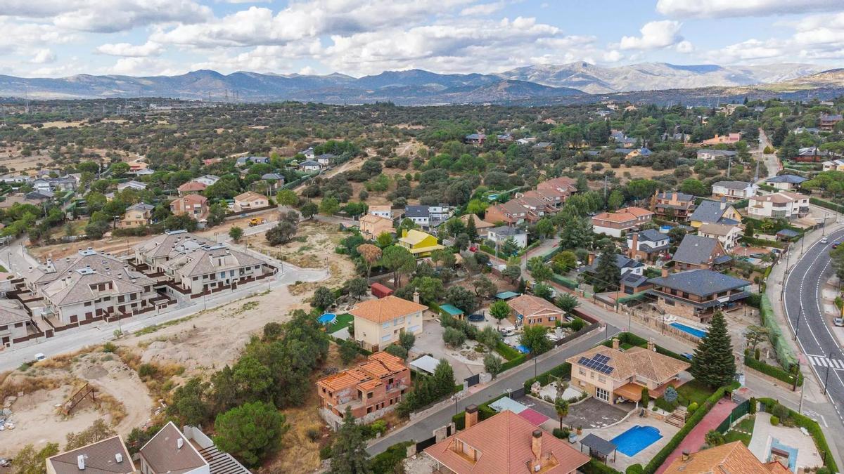 Famosos como Pablo Iglesias o Arturo Pérez-Reverte viven en la lujosa urbanización La Navata en Galapagar