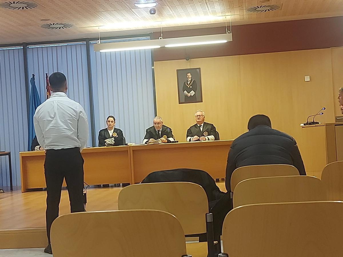 Los acusados, durante la vista oral, ante el tribunal.