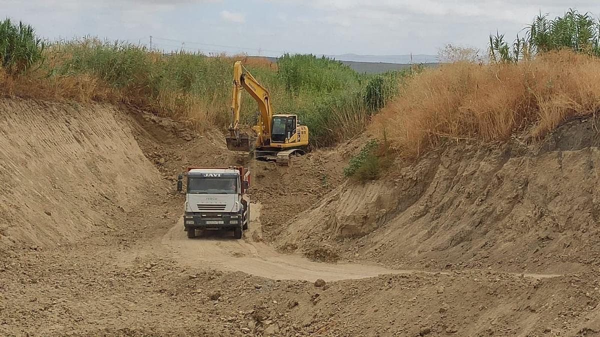 Trabajos de limpieza del arroyo Cañetejo, en Villa del Río, para prevenir inundaciones.