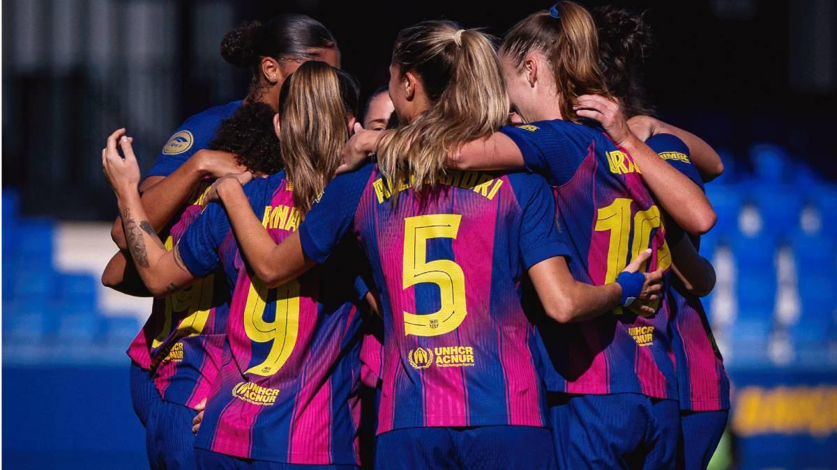 El Barça Femenino hace piña para celebrar uno de los goles ante el Deportivo Abanca