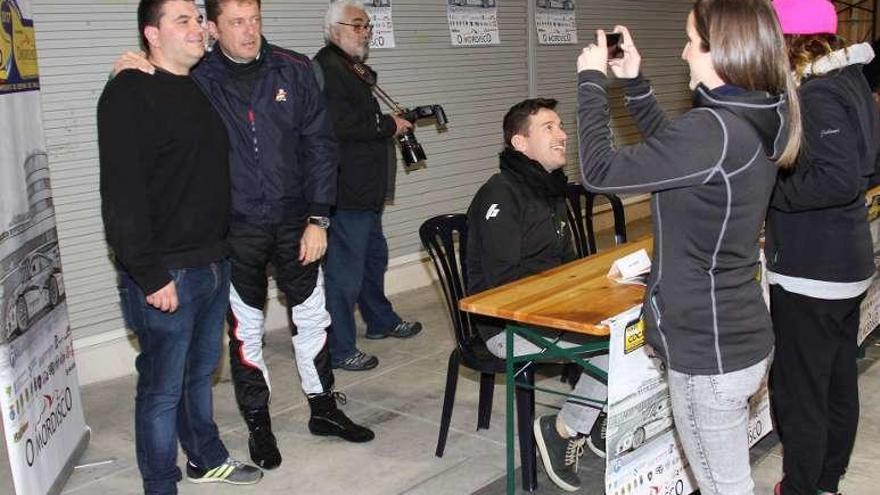 Aficionados haciéndose selfies en Silleda con los pilotos. // Bernabé