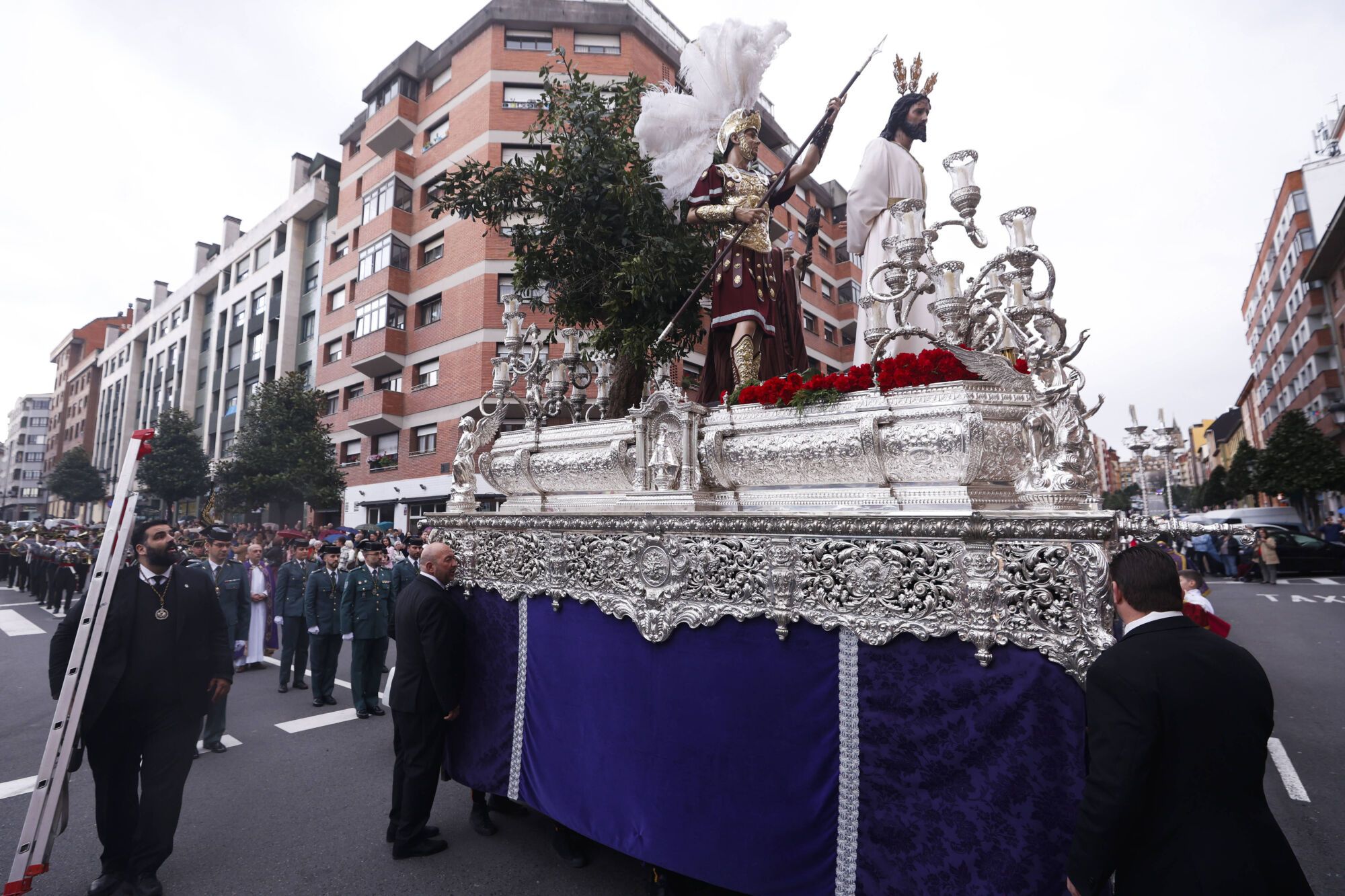 Iglesia de La Tenderina. Sale la procesión del Prendimiento