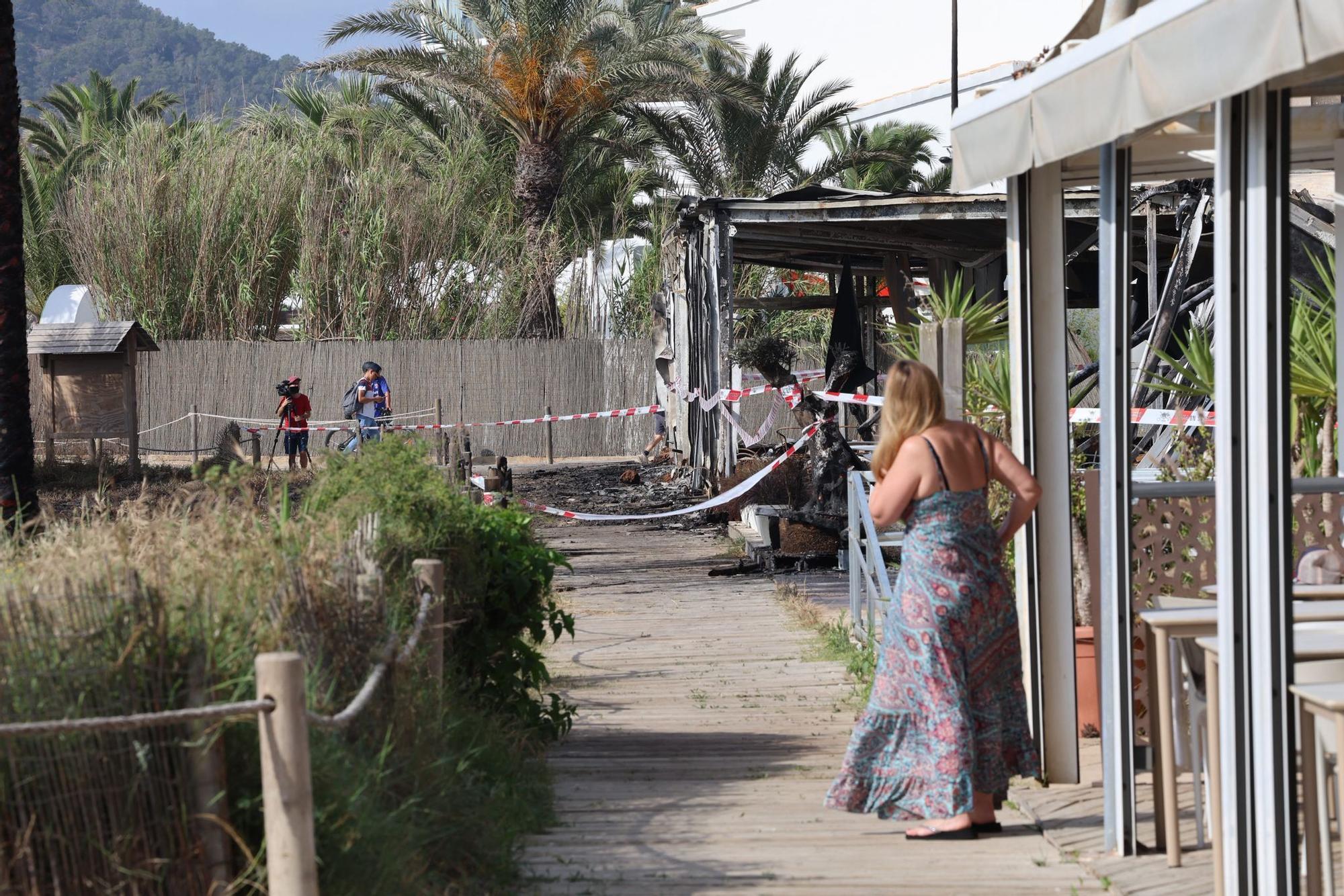 Todas las imágenes del devastador incendio en una zona de ocio de Ibiza
