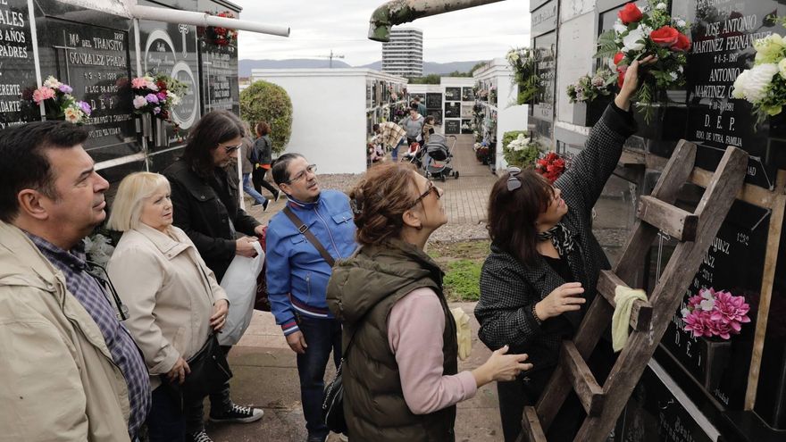 Los cementerios de Gijón reciben multitud de visitas por el Día de Todos los Santos