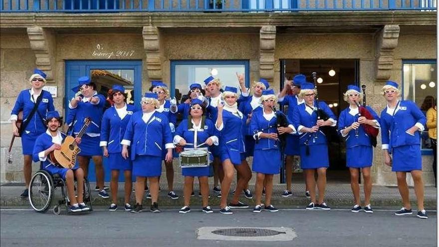 De asado con los bomberos, cheerleaders al sol, Miss Policía y tarjetas black en el &quot;insti&quot;