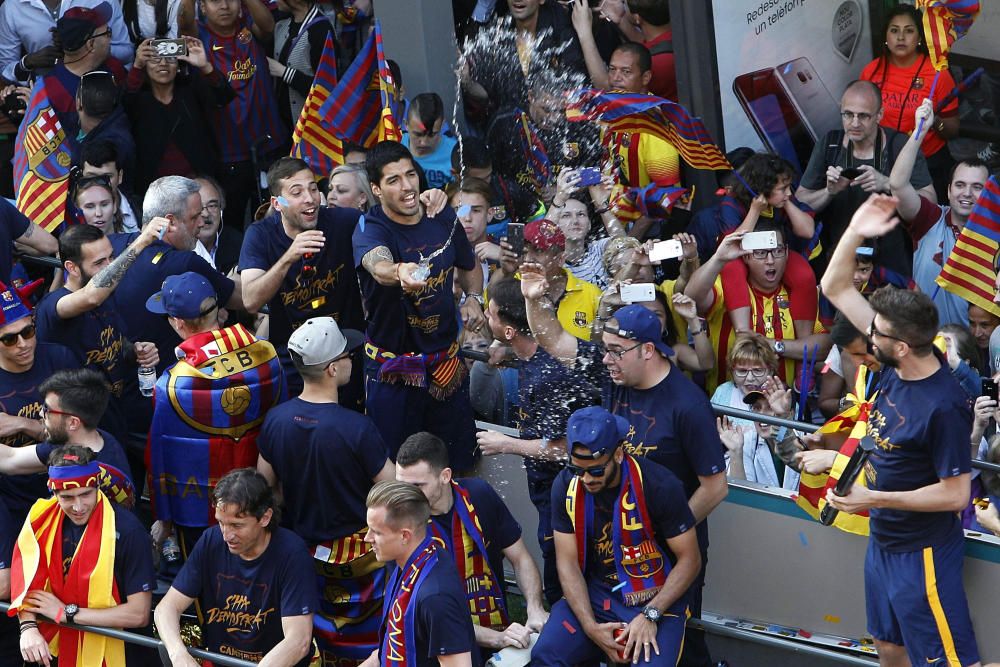 El Barça celebra la Lliga amb una rua pels carrers de Barcelona