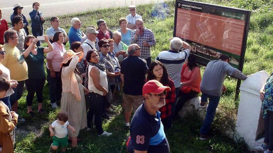 La comunidad protestante visita el cementerio de Numa Guilhou