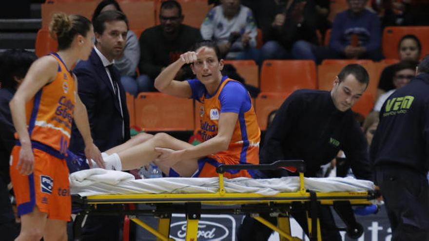 María Pina se retira en camilla lesionada