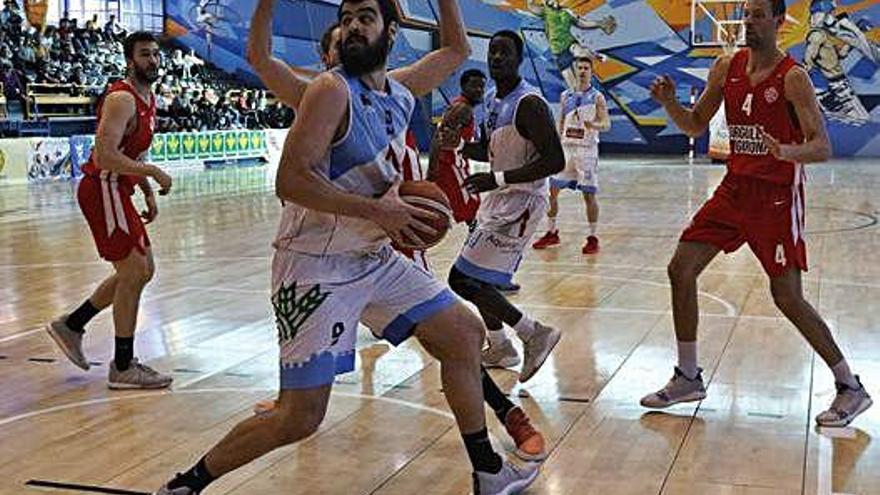 Iza recibe el balón y se gira en busca del aro ante el Girona Basket.