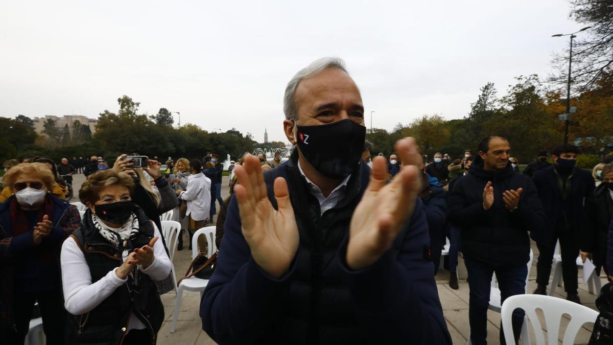 El alcalde de Zaragoza, Jorge Azcón, en un acto con los afiliados en el parque grande.