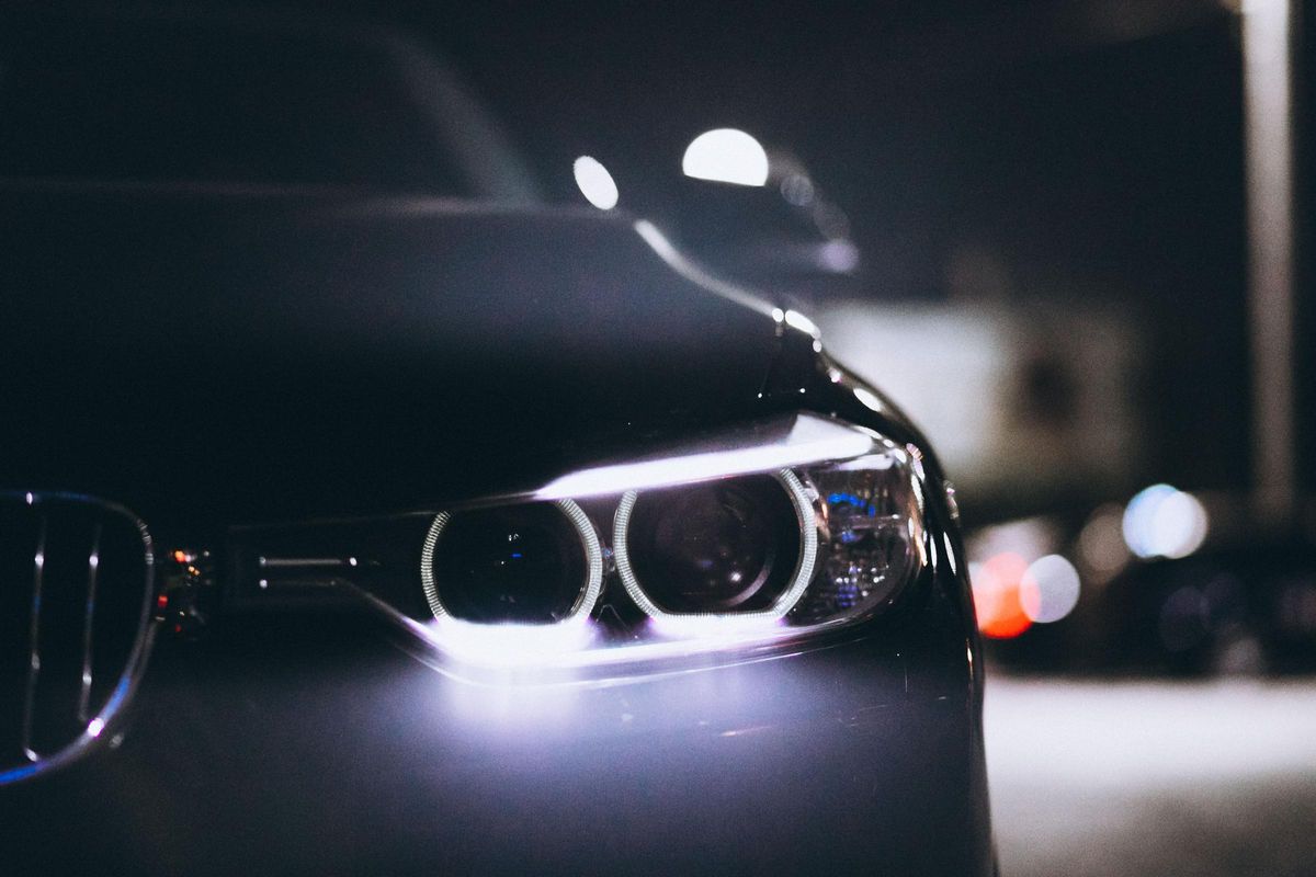 Luz delantera encendida de un coche