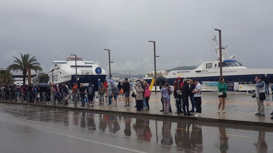 Sin taxis y bajo la lluvia