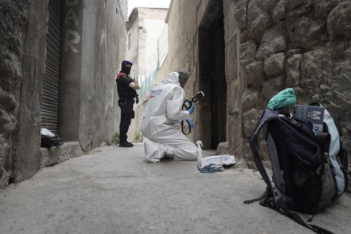 Agents dels Mossos en un local que habitaven dos dels detinguts