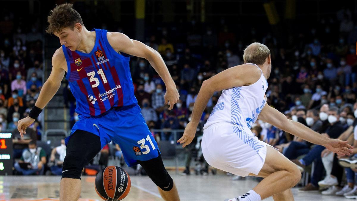 Jokubaitis pelea un balón con Frankamp en el Barça-Zenit San Petersburgo.