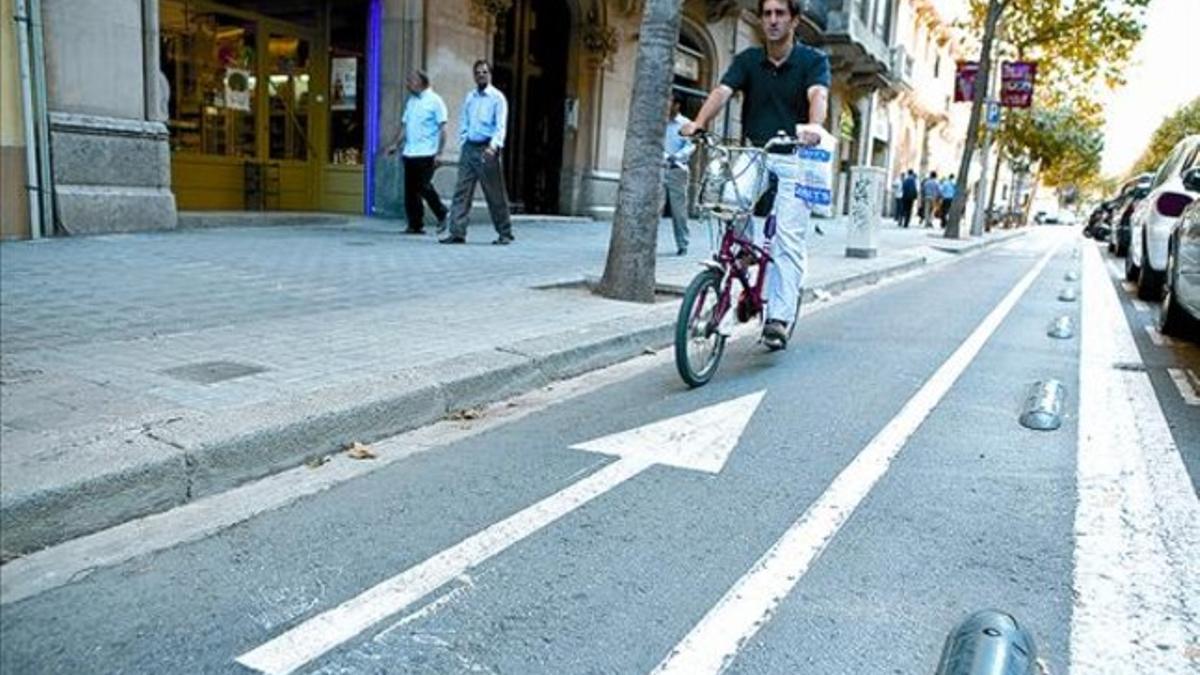 Un usuario del Bicing circula en dirección contraria por el carril de Provença, el pasado jueves.