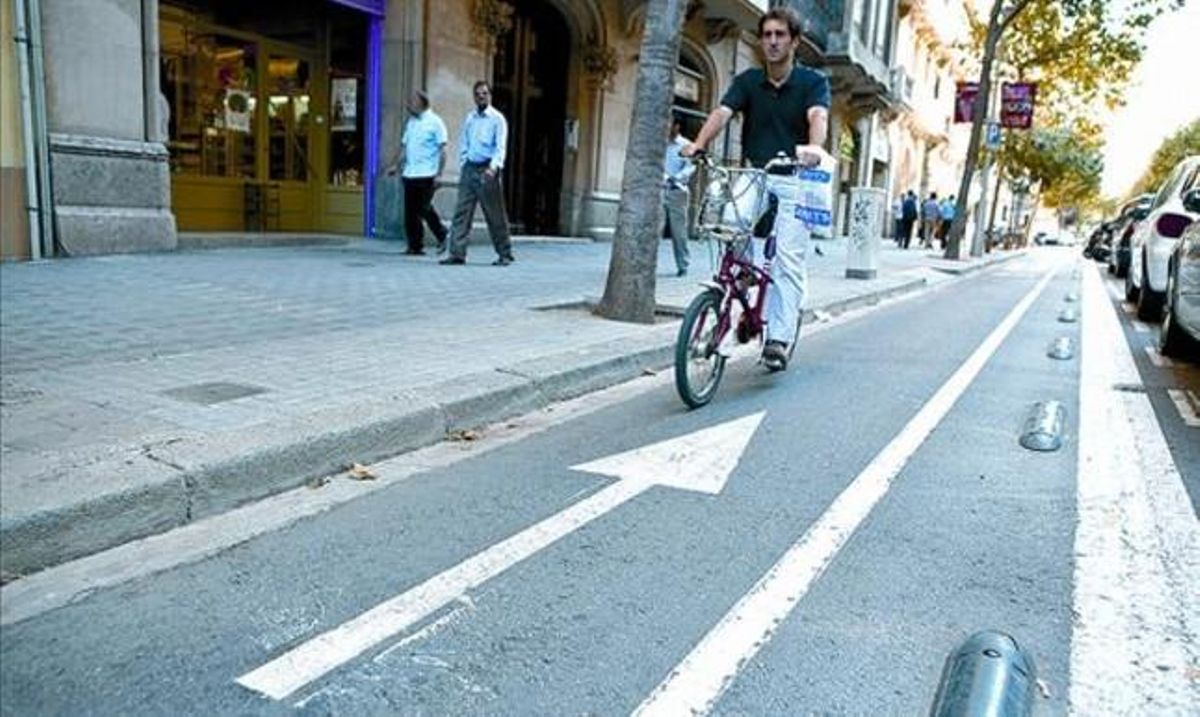 Un usuari del Bicing circula en direcció contrària pel carril de Provença, dijous passat.