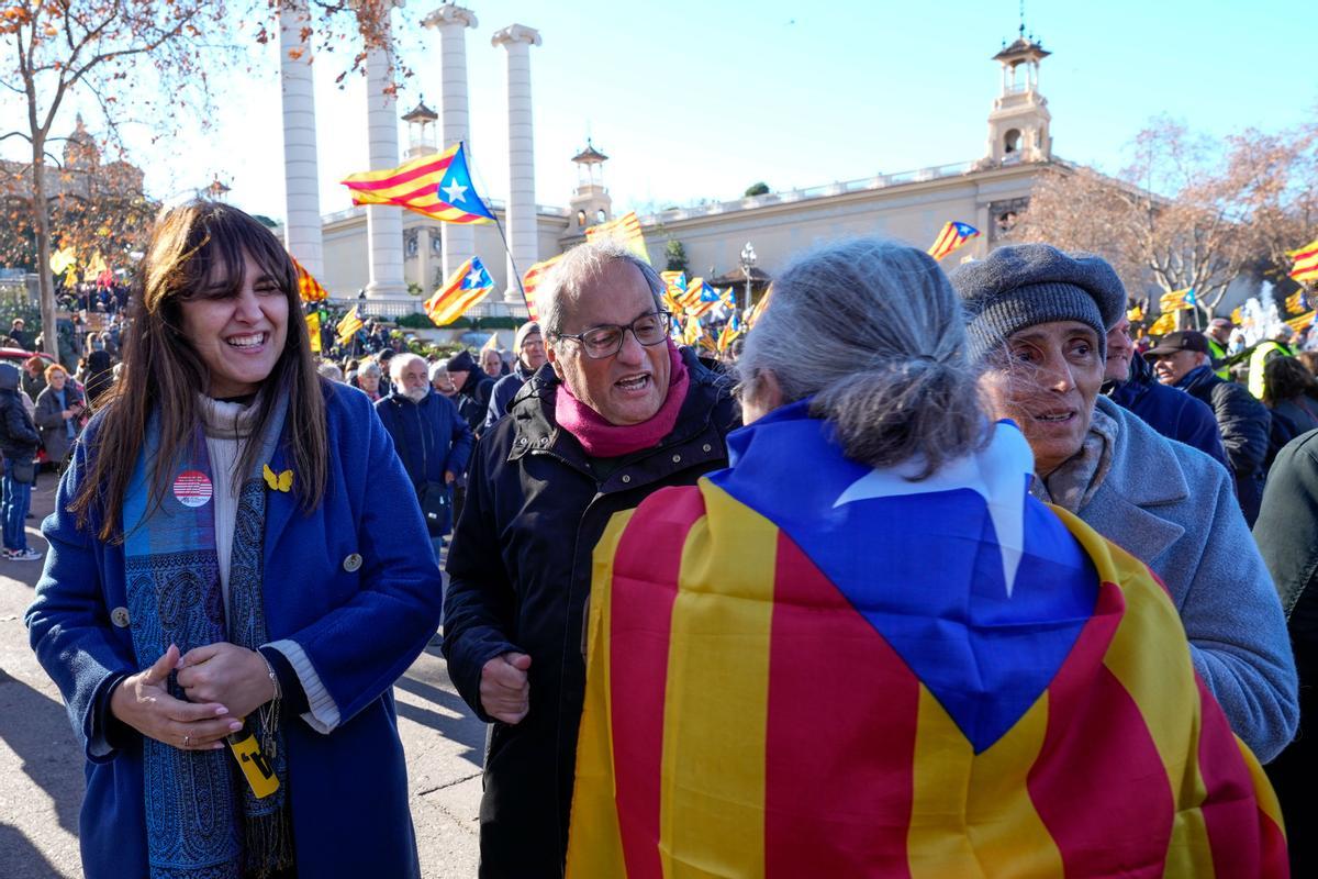 BARCELONA, 19/01/2023.- La presidenta de JxCat, Laura Borràs (i), y el expresidente de la generalitat Quim Torra (2i) asisten a la manifestación convocada por el independentismo, en una movilización unitaria frente al Museo Nacional de Arte de Cataluña contra la cumbre hispanofrancesa este jueves en Barcelona. EFE/ Alejandro Garcia