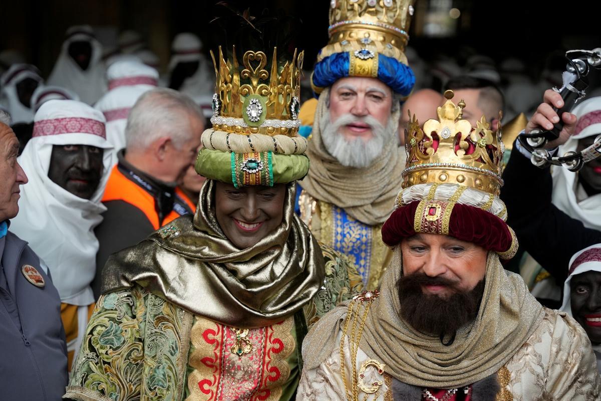 El presidente de la Junta de Andalucía, Juanma Moreno (z), encarna al Rey Baltasar; el vicepresidente de Smartener, Iván Bohórquez Domecq, asume el papel del Rey Melchor (c), y el director territorial de CaixaBank en Andalucía, Juan Ignacio Zafra (d), representa al Rey Gaspar, en la Cabalgata de Reyes Magos.