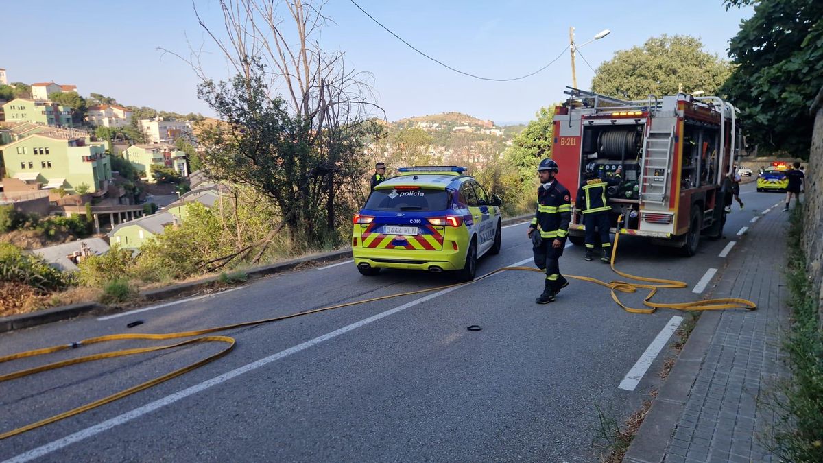 Efectivos de la Guarda Urbana y de los bomberos, este lunes en la calle de Manuel Arnús.