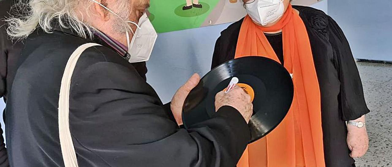 Blas Sánchez firma en el disco de vinilo, ayer, junto a la narradora Pepa Aurora | | LP/DLP