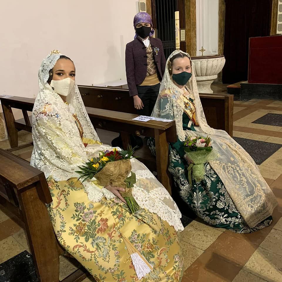 Anabel, con su traje amarillo limón, en la Misa de San José del pasado día 19.