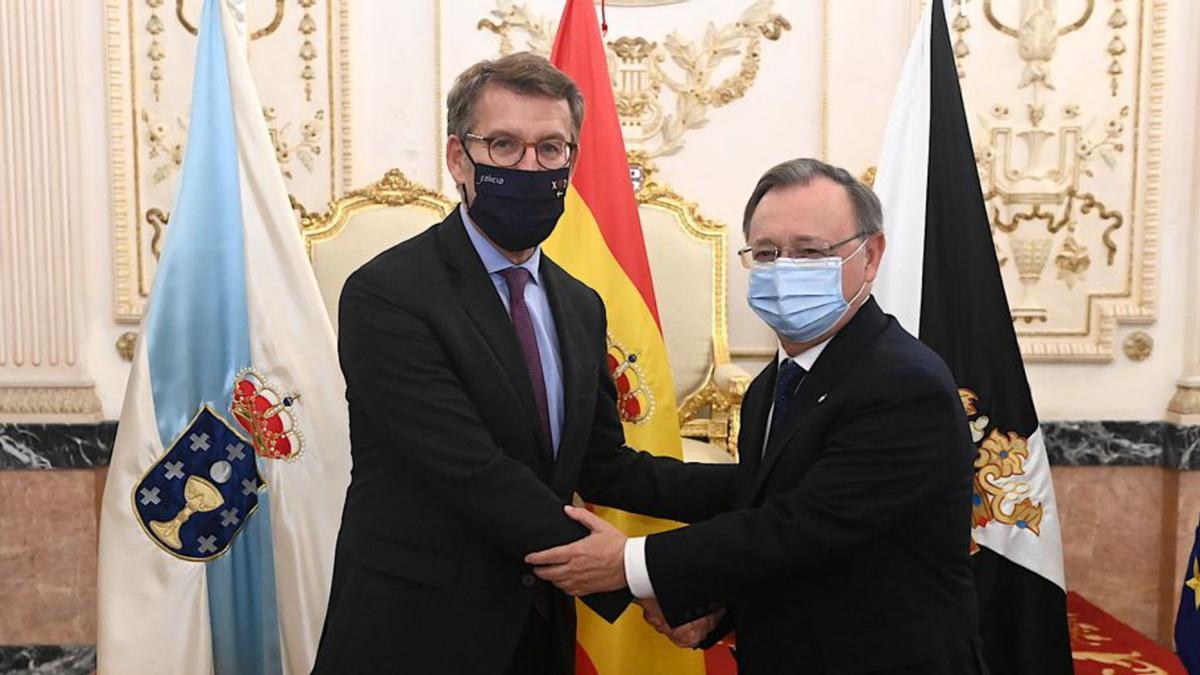 Feijóo, con el presidente de Ceuta, Juan Jesús Vivas. |   // FDV