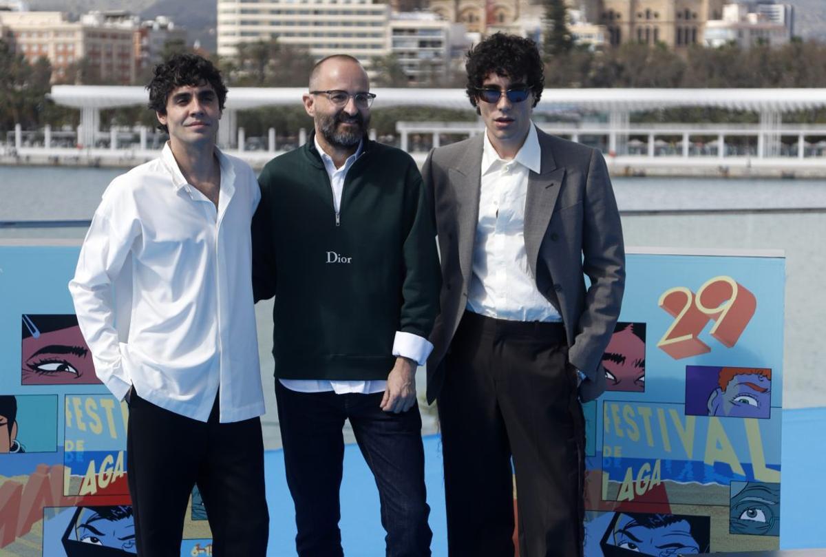 González Molina, en el centro, con sus productores, Javier Ambrossi y Javier Calvo.