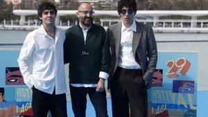 González Molina, en el centro, con sus productores, Javier Ambrossi y Javier Calvo. | ÁLEX ZEA