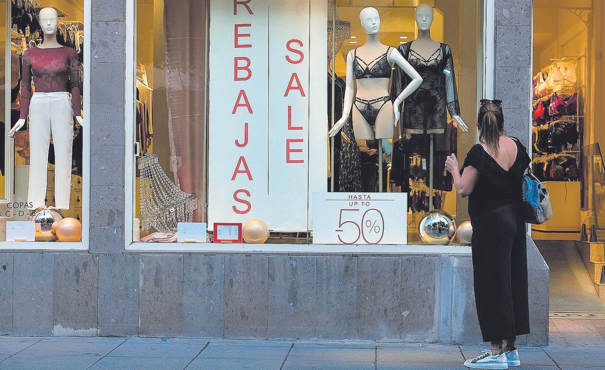 Los precios de ropa y calzado, bajaron durante el pasado mes de julio.